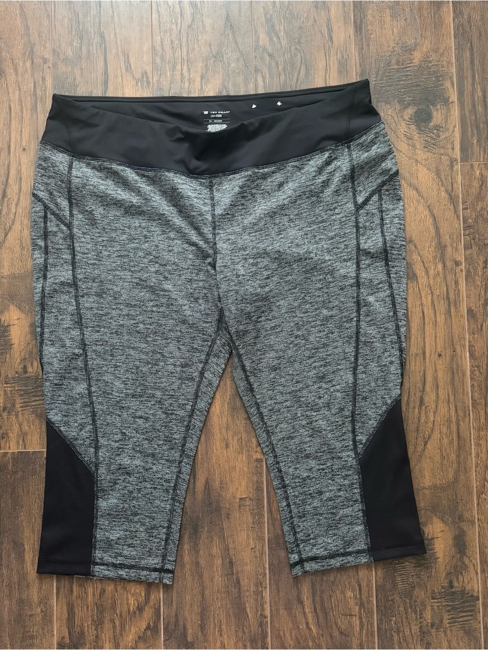 Tek Gear Size 2X Grey and Black Dry Tek Capri Leggings